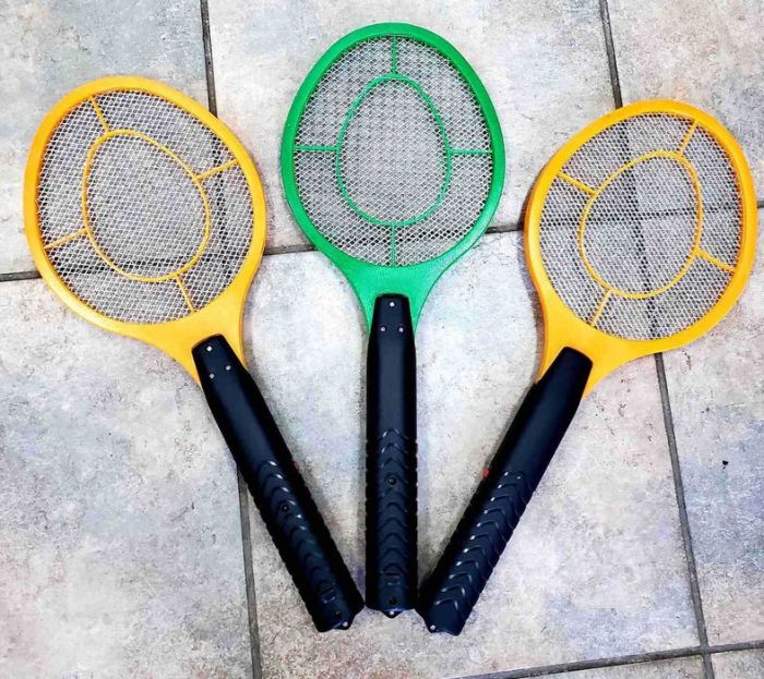 Мухобійка ракетка електрична