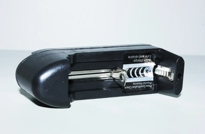 Зарядний пристрій Li-ion одинарний BLC-001 1x18650/16340/14500, 3.7V, USB